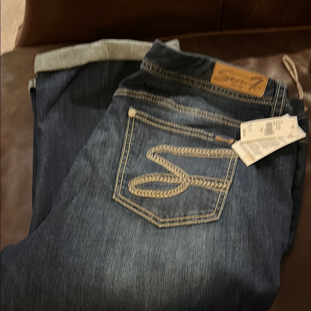 Women’s Cropped Blue Jeans